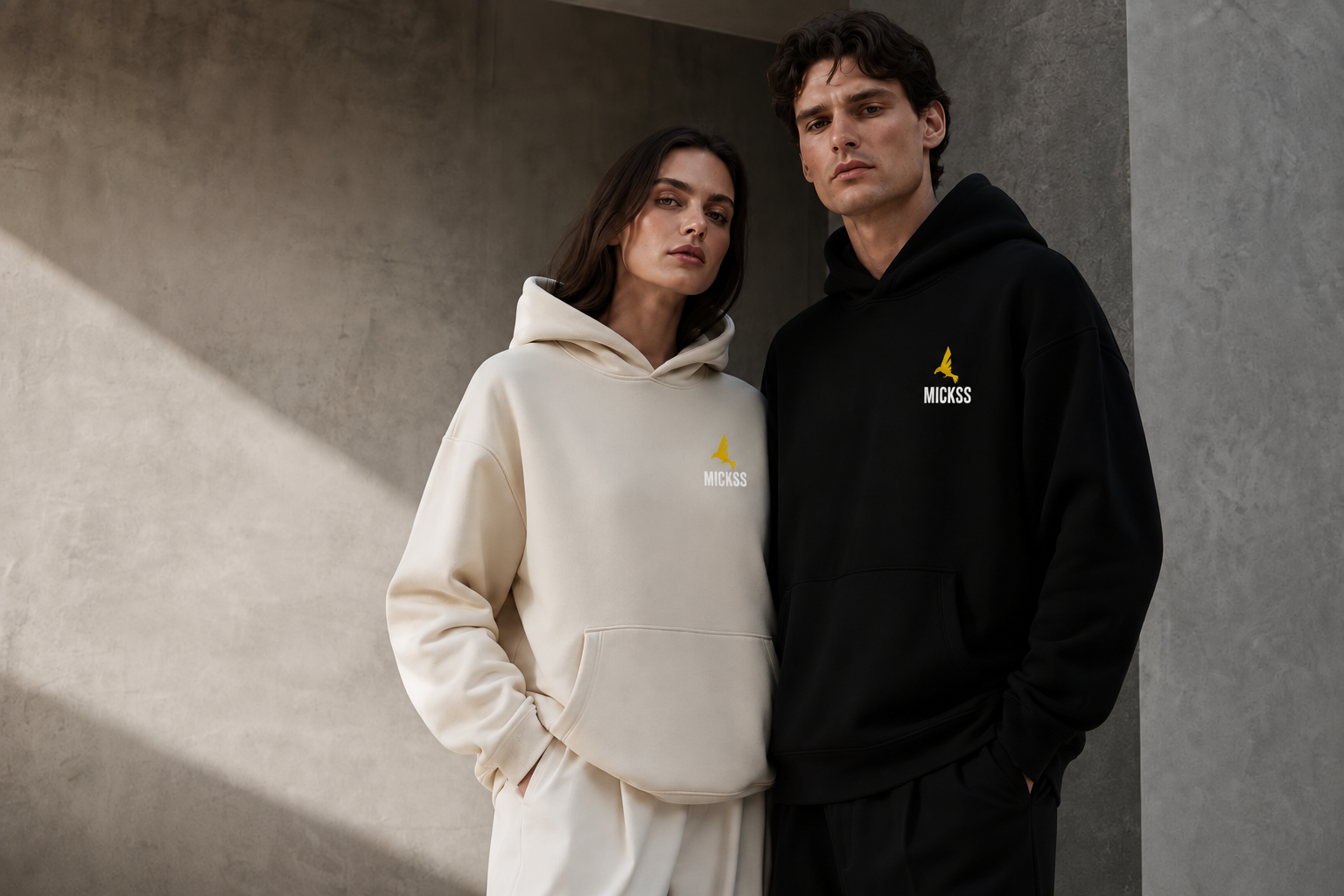 Dames- en herenmodel in de MICKSS hoodie